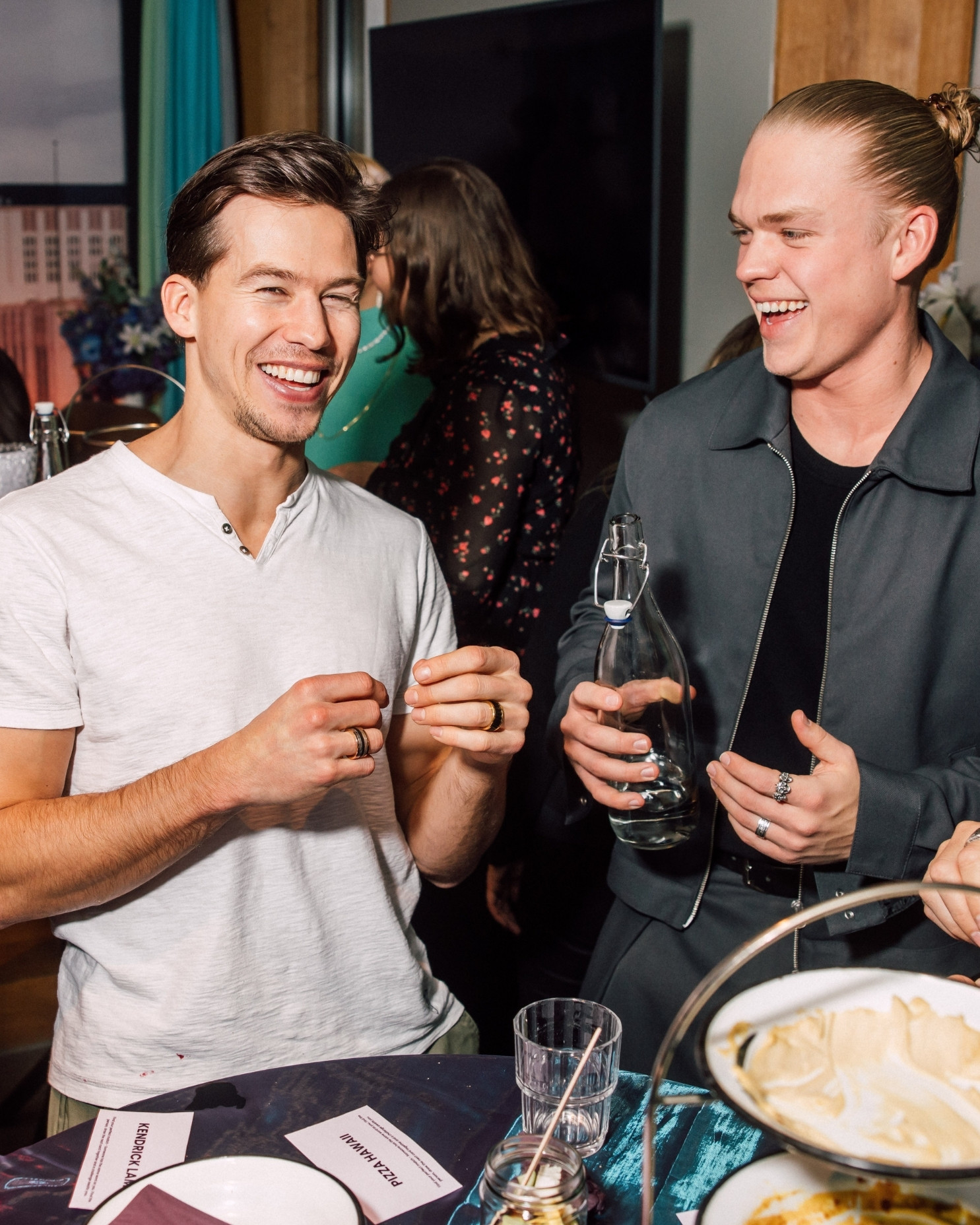 Zwei Gäste lachen am Tisch