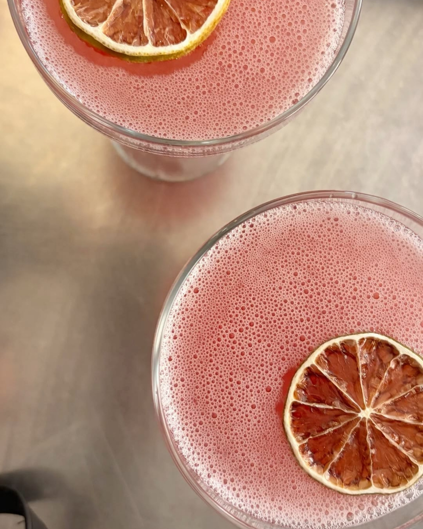 Pinke Signature Drinks mit getrockneter Limette