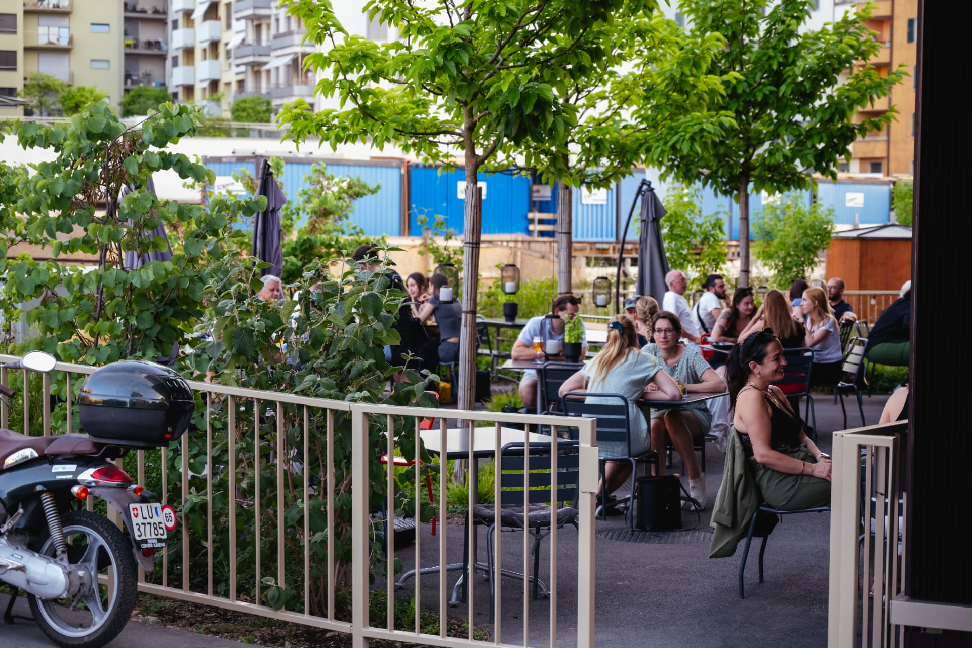 Terrasse des Incline Concept Store im Grünen