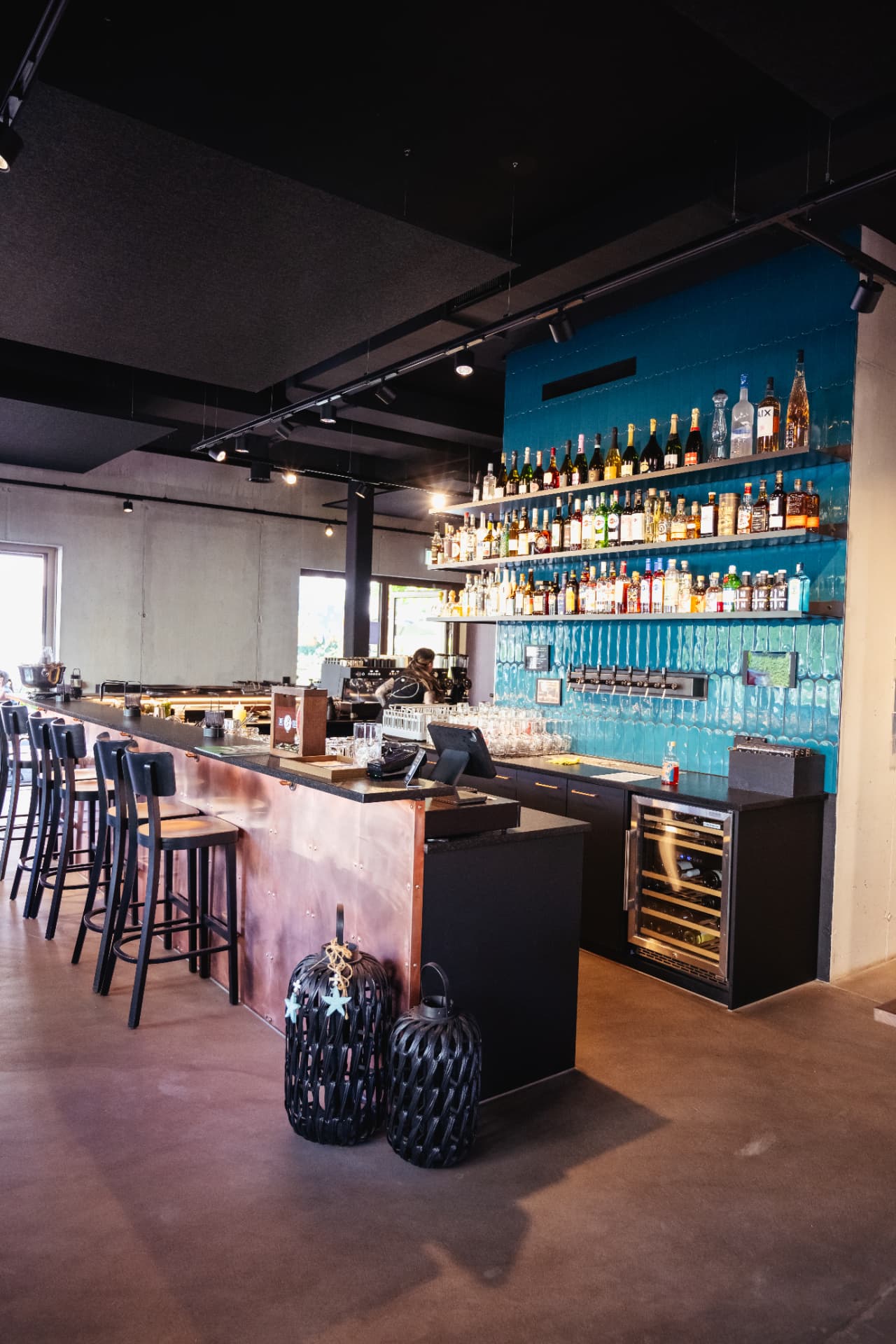 Bar im Incline Concept Store mit türkiser Wand