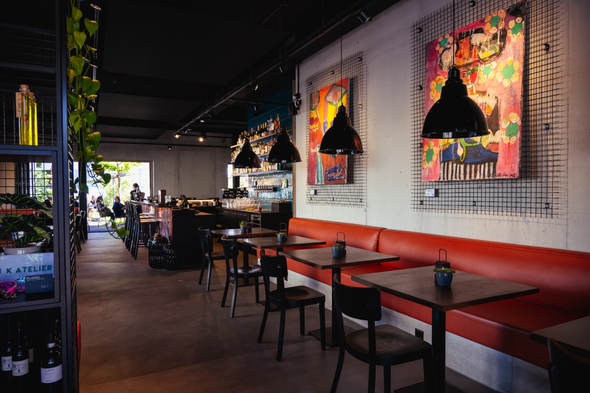 Sitzbereich mit Kunstwerken im Incline Concept Store